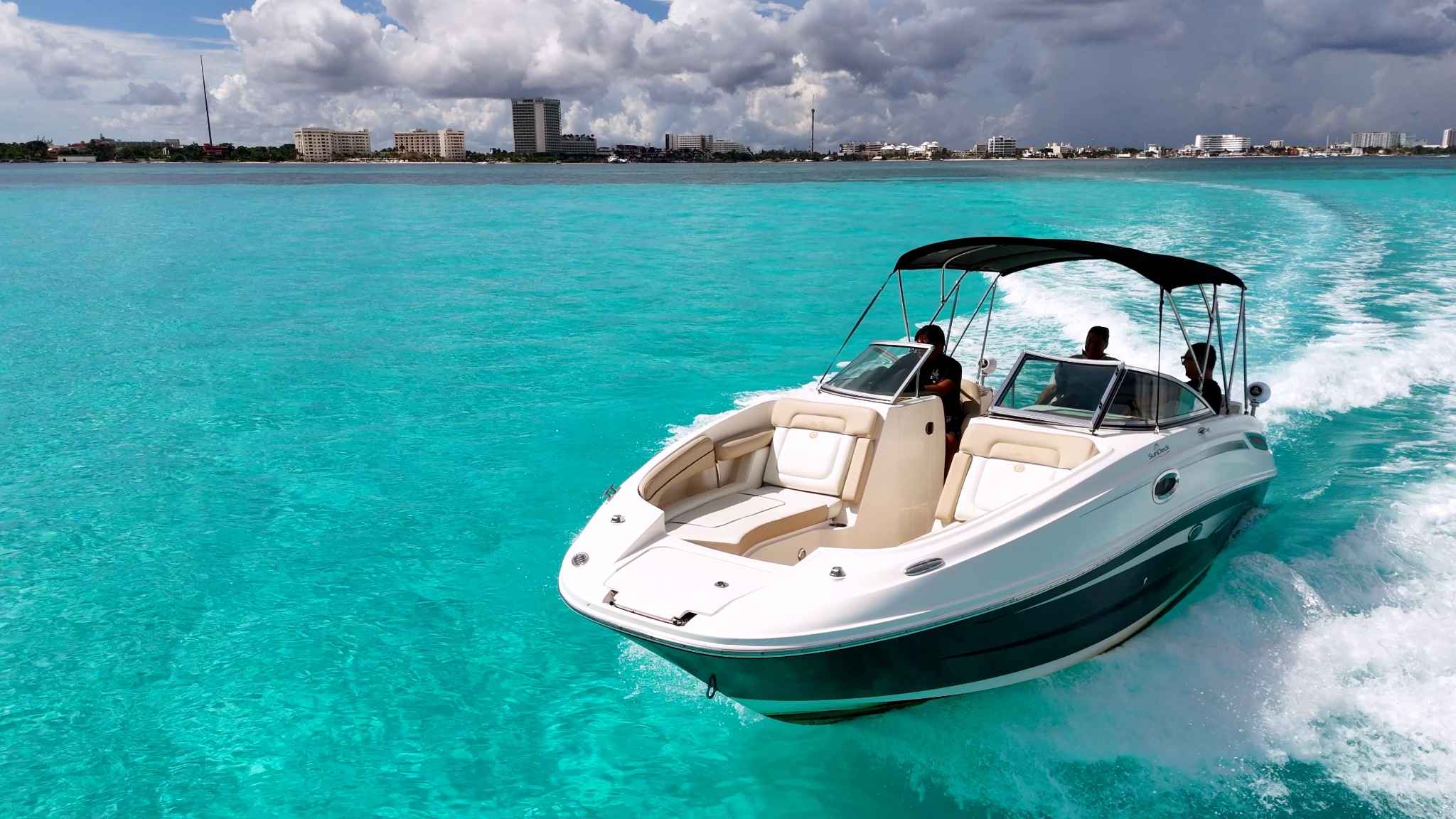 Tri- 27 ft Sea Ray Sundancer — Sport Yachts Cancun